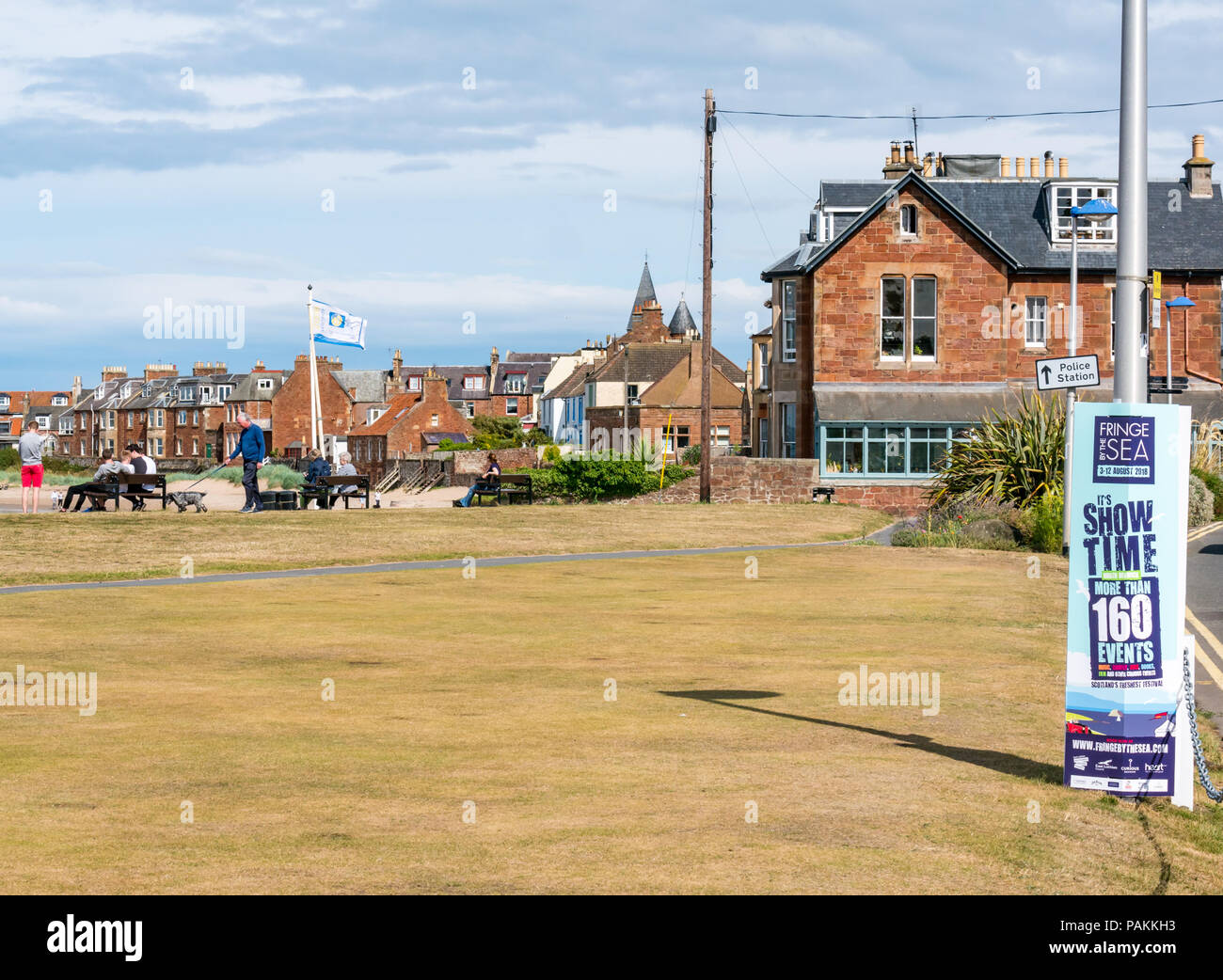 North Berwick, East Lothian, Écosse, Royaume-Uni, 24 juillet 2018. Météo au Royaume-Uni : le soleil brille dans la station balnéaire d'Elcho Green. Une affiche annonçant le festival Fringe by the Sea de North Berwick Banque D'Images