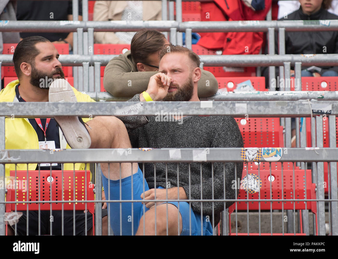 Robert HARTING déçu sur la tribune, après son épouse Julia (HARTING 5e place/SCC Berlin/pas sur la photo) a manqué l'Em. Les femmes, les discus finale sur 22.07.2018. Championnats d'athlétisme 2018 allemand, à partir de la 20.07. - 22.07.2018 en Nuernberg/Allemagne. Dans le monde d'utilisation | Banque D'Images