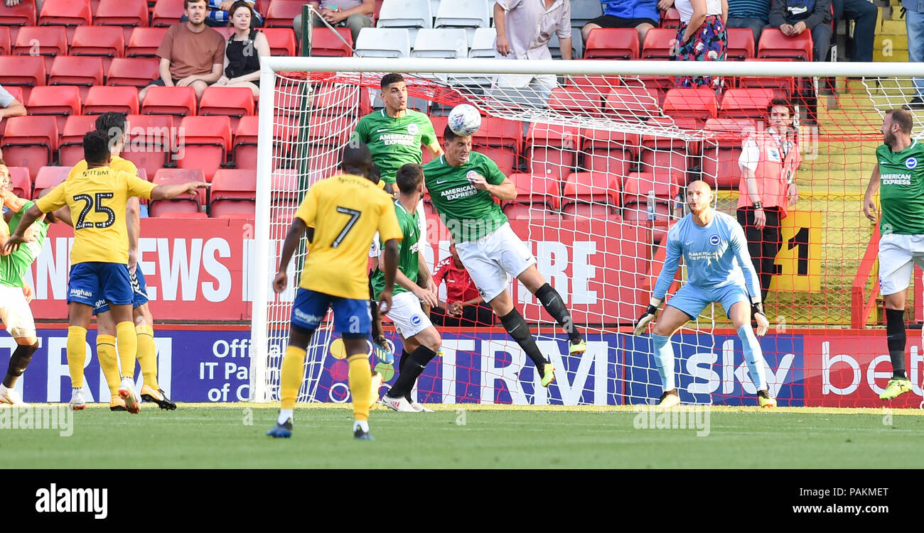 Londres Royaume-Uni 24 juillet 2018 - Leon Balogun et Lewis Dunk de Brighton se combinent pour éliminer le ballon lors du match de football amical d'avant-saison entre Charlton Athletic et Brighton et Hove Albion au stade Valley photo prise par Simon Dack Credit: Simon Dack/Alamy Live News - usage éditorial uniquement Banque D'Images