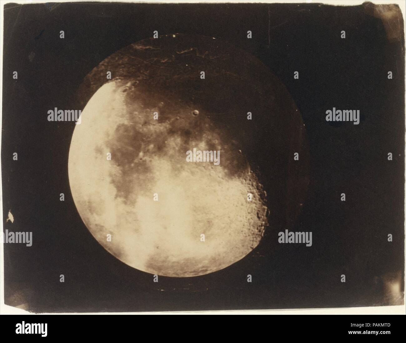 La Lune. Artiste : John Adams Whipple (Américain, 1822-1891) ; James Wallace Black (Américain, 1825-1896). Dimensions : 21 x 15,7 cm (8 1/4 x 6 3/16 in. ). Date : 1857-1860. En décembre 1849, John Whipple fait sa première photographie de la lune, un daguerréotype pris par le télescope à l'Observatoire de l'Université de Harvard à Cambridge. Bien qu'il n'a pas fait la première photographie lunaire en Amérique latine, en termes de précision et de l'esthétique Whipple a produit ce qu'ont été internationalement reconnu comme la plus sublime des photographies de la lune. Cette étude, réalisée avec son partenaire James noir, rappelle la maxime dans un Banque D'Images