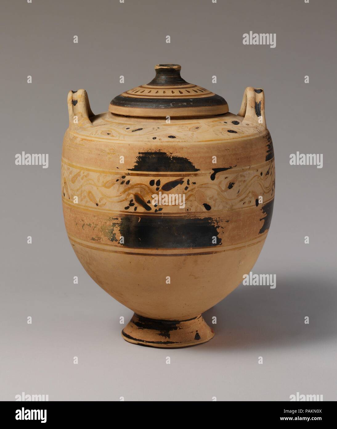 Lebes gamikos en terre cuite (jar) et couvercle. Culture : le grec, l'époque ptolémaïque, crétois. Dimensions : h. avec couvercle 10 1/8 po (25,7 cm) ; d. 8 in. (20,3.cm). Date : fin du iiie siècle avant J.-C.. Les motifs décoratifs sur ce lebes gamikos sont similaires à celles peintes sur la soi-disant Hadra, hydriai dont des exemples sont exposés dans ce cas. Comme l', hydriai lebetes gamikoi ont également été découvertes dans cimetières d'Alexandrie, en particulier la nécropole de Sciatbi, qui a donné plusieurs vases de cette forme, actuellement dans la collection du Musée d'Alexandrie. Musée : Metropolitan Museum of Art, New York, USA Banque D'Images