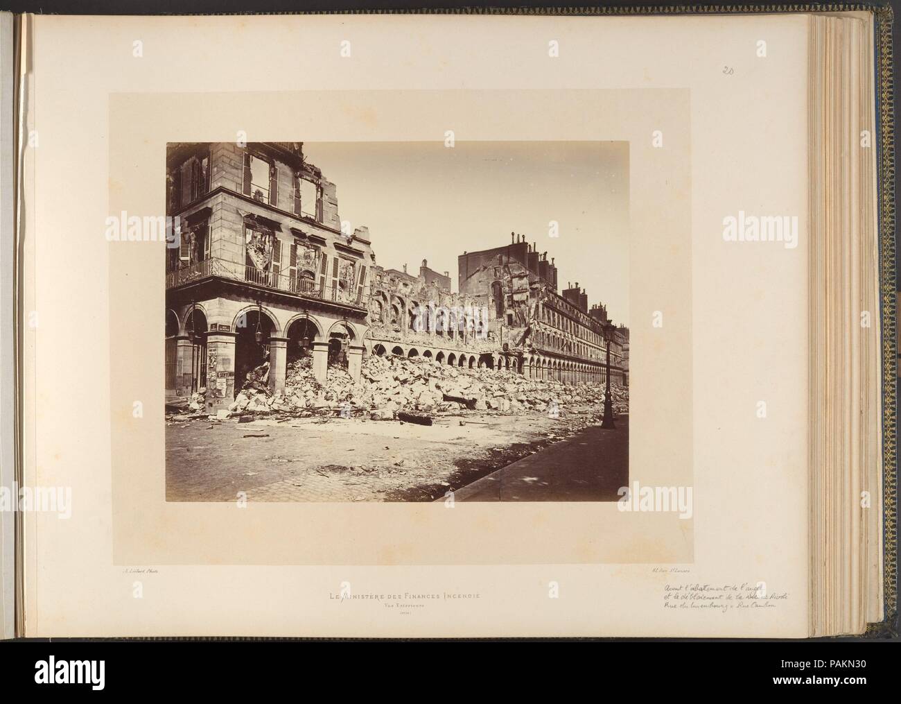 Ministère des finances, l'Holocauste. Vue extérieure. Artiste : Alphonse Liébert J. (Français, 1827-1913). Auteur : Alfred d'Aunay (Français). Dimensions : env. : Images 19 x 25 cm (7 1/2 x 9 13/16 in.), ou les supports de marche arrière : 32,8 x 41,3 cm (12 15/16 x 16 1/4 in.), ou l'inverse. Date : 1871. Même dans notre propre époque, où le médium est omniprésente, nous sommes captivés par des photographies de les désastres de la guerre, la dévastation des catastrophes naturelles, ou la forme d'une catastrophe locale. S'agit-il de préserver l'histoire, se souvenir de la souffrance, défenseur de la reconstruction--ou est-ce la même étrange impulsion qui nous force à ralentir Banque D'Images