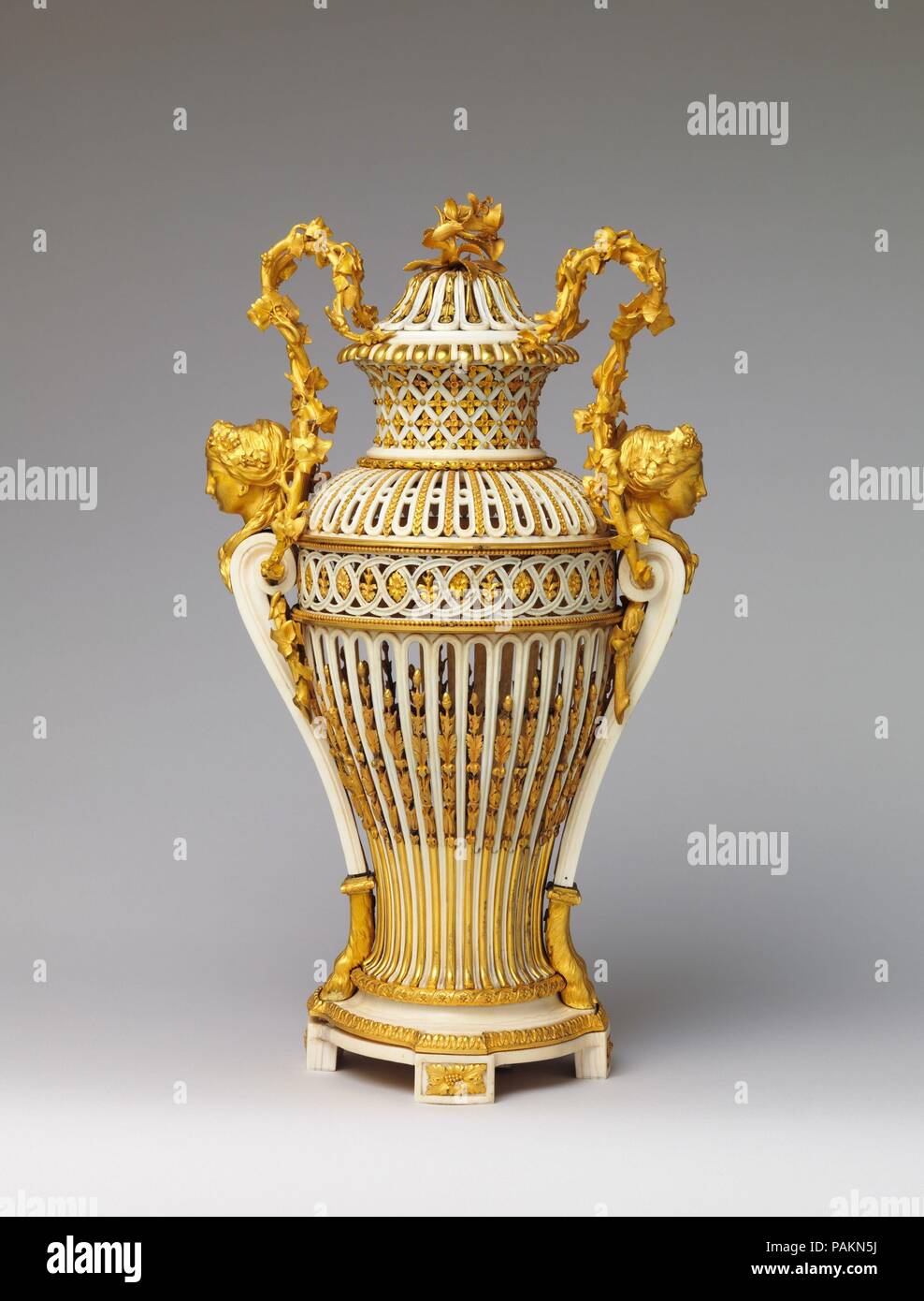 Vase avec couvercle (Vase en ivoire) (l'un d'une paire). Culture : français, Paris. Dimensions : 15 x 9 H. W. x D. 6-1/2 in. (38,1 x 22,9 x 16,5 cm). Date : ca. 1786. De l'ivoire avait été un passe-temps à la mode au cours d'Europe au cours du xvie et au début du xviie siècle, et il a été ravivé en France et d'ailleurs au cours de la deuxième moitié du xviiie siècle. Louis XV a travaillé le tour lui-même, et ses filles ont reçu un enseignement dans cette forme d'art. Son petit-fils le dauphin, futur Louis XVI, a également pris des leçons, tout comme ses frères. Un groupe de vases en ivoire a été enregistré au Château d Banque D'Images