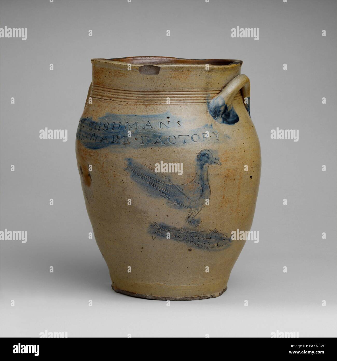 Jar. Culture : L'Américain. Dimensions : 14 1/8 x 11 1/4 in. (35,9 x 28,6 cm). Bouilloire : Paul Cushman (1767-1833). Date : 1805-33. Cette jarre est l'un des plus beaux exemples de l'œuvre de Paul Cushman, l'un des plus anciens d'Albany potiers. En règle générale, ces navires étaient de stockage utilitaire complètement nu. Cet exemple, cependant, dispose d'exubérante décoration incisée, un oiseau et un poisson, chaque mise en évidence en bleu de cobalt. Musée : Metropolitan Museum of Art, New York, USA. Banque D'Images