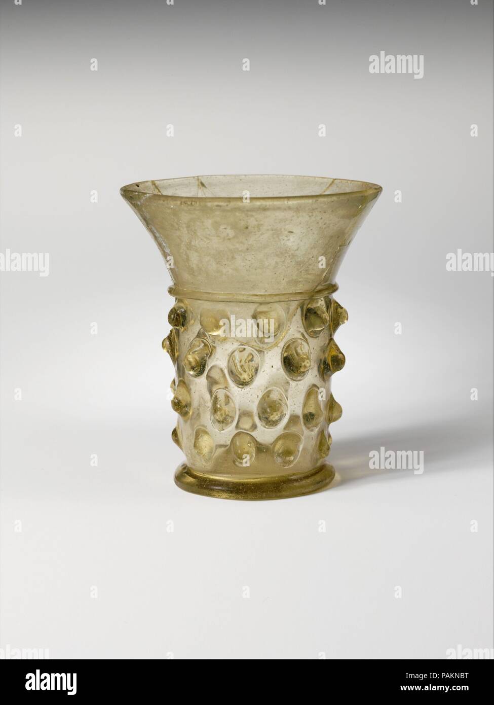 Bécher. Culture : l'allemand. Dimensions : hors tout : 3 13/16 x 3 1/4 in. (9,7 x 8,3 cm) à pied : 2 in. (5,1 cm). Date : le 13e siècle. Musée : Metropolitan Museum of Art, New York, USA. Banque D'Images