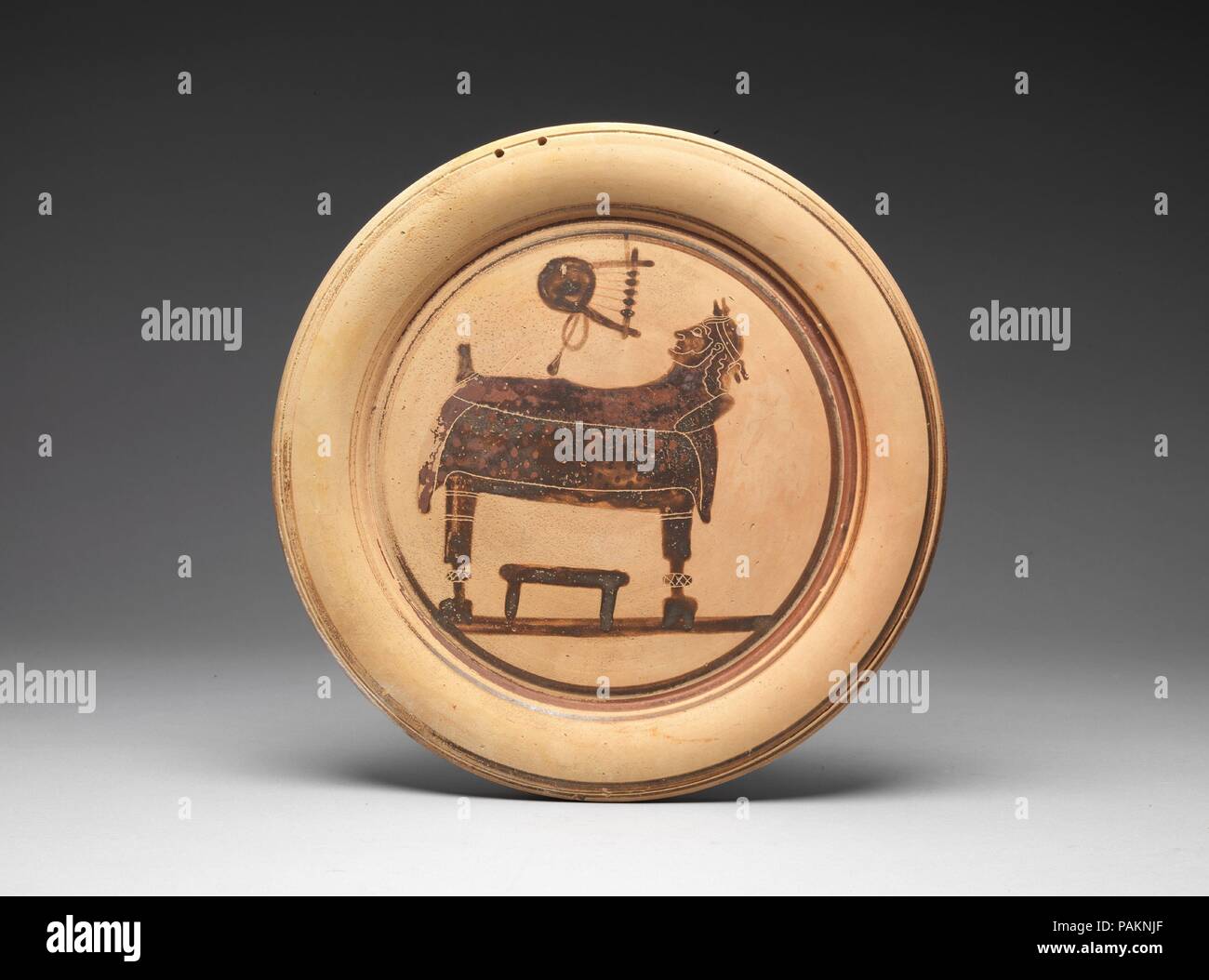 Plaque en terre cuite. Culture : grec, Corinthian. Dimensions : Diamètre 3 5/8in. (9.3Cm). Date : ca. 595-570 av. J.-C.. Un homme dans le lit, et sa lyre est suspendu au-dessus. Musée : Metropolitan Museum of Art, New York, USA. Banque D'Images