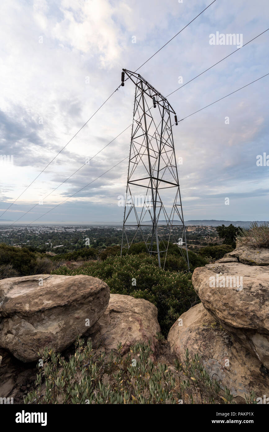 Electric power tower niché dans les roches au-dessus de l'ouest de San Fernando Valley à Los Angeles, Californie. Banque D'Images