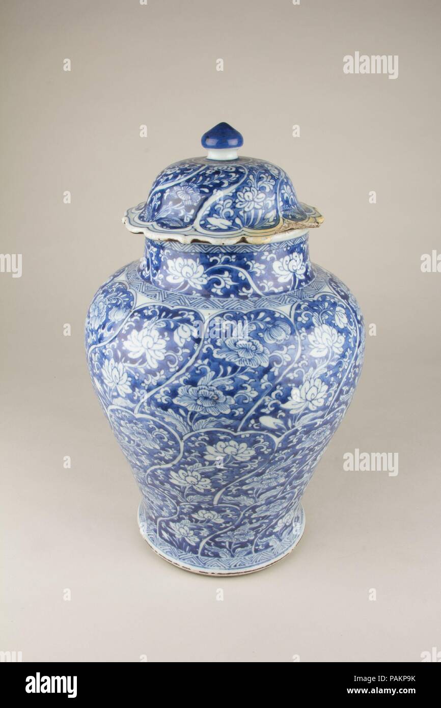 Jarre recouverte. Culture : la Chine. Dimensions : H. 15 3/4 in. (40 cm). Musée : Metropolitan Museum of Art, New York, USA. Banque D'Images