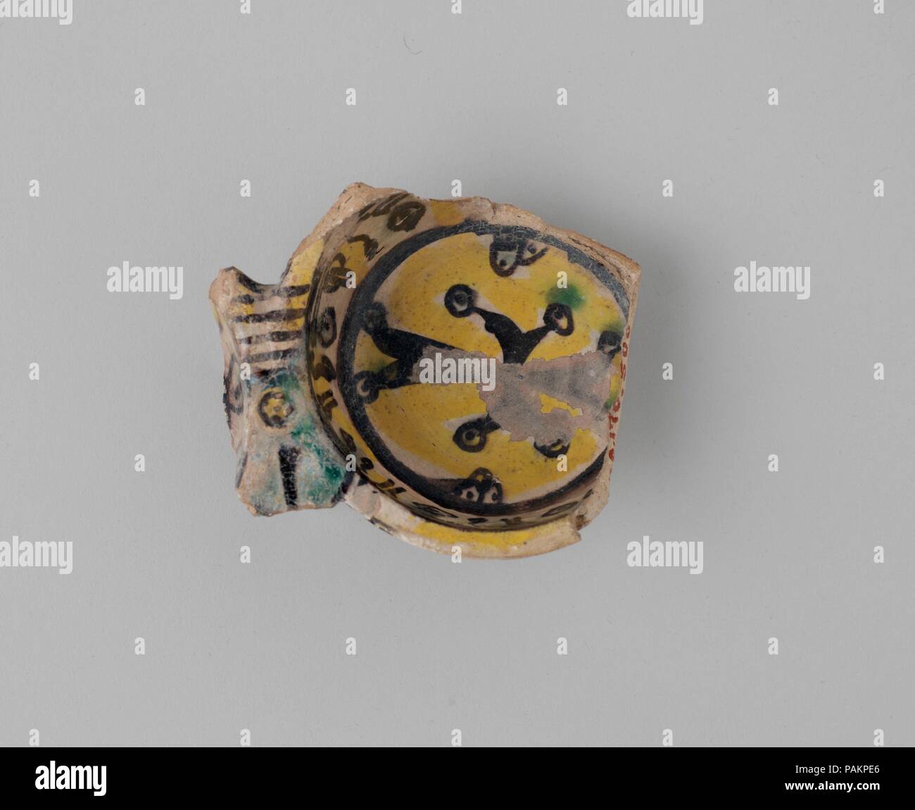Fragment d'un bol. Dimensions : diam. 3 3/8 in. (8,5 cm). Date : 9ème-10ème siècle. Musée : Metropolitan Museum of Art, New York, USA. Banque D'Images