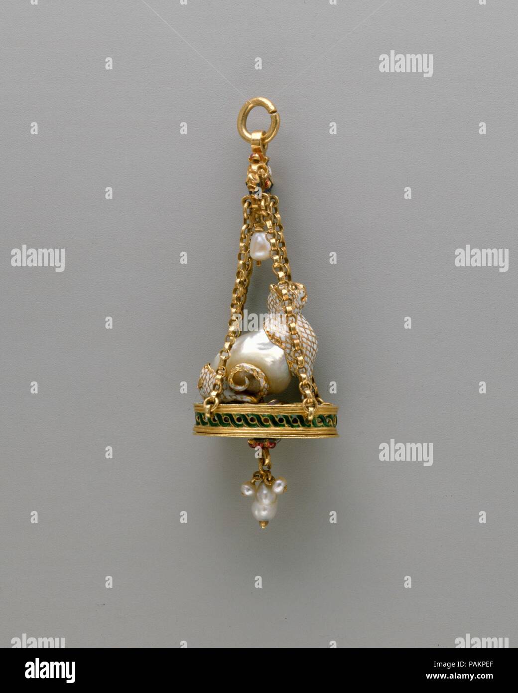Pendentif En Forme D Un Chat Assis Culture Probablement L Espagnol Dimensions Hauteur 2 1 16 In 5 2 Cm Date Fin 16eme Debut Du 17e Siecle Le Petit Animal De Ce Pendentif