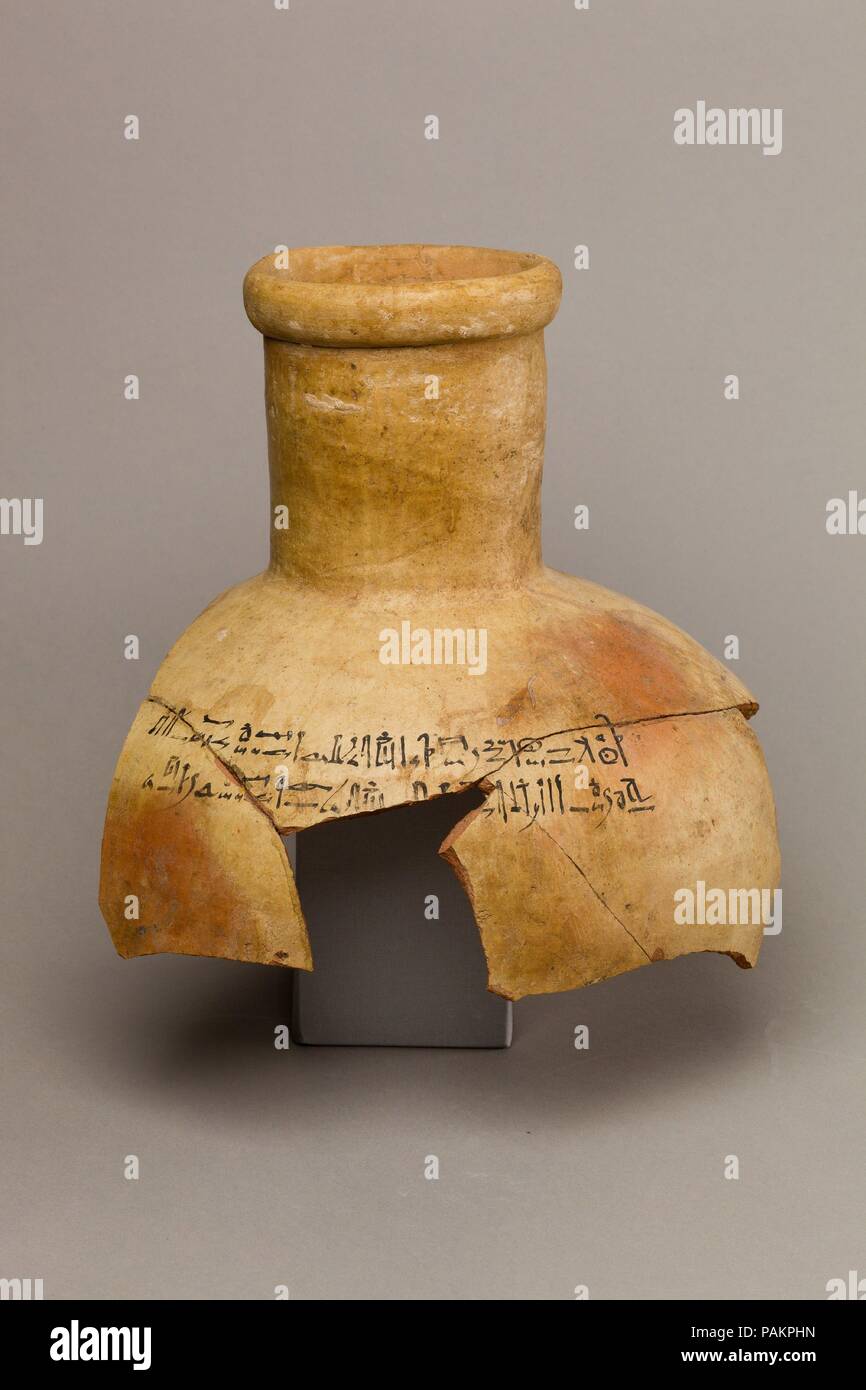 Jar hiératique Label. Dimensions : H. 25 cm (9 13/16 po). Dynastie DYNASTIE : 18. Règne : règne d'Amenhotep III. Date : ca. 1390-1353 av. J.-C.. L'expédition égyptienne du musée à Malkata (1910-1920) a recouvré environ quatorze cents étiquettes jar hiératique de la complexe de palais d'Amenhotep III. Rédigé à l'encre noire, les inscriptions de désigner le produit à l'intérieur du pot (vin, bière, graisse, viande, etc.). Les textes plus longs fournissent également de l'année, la source de la marchandise, l'occasion pour laquelle il a été préparé, et les nom et titre du fonctionnaire qui a fait le don. Parce que ces inscriptions sont stere Banque D'Images