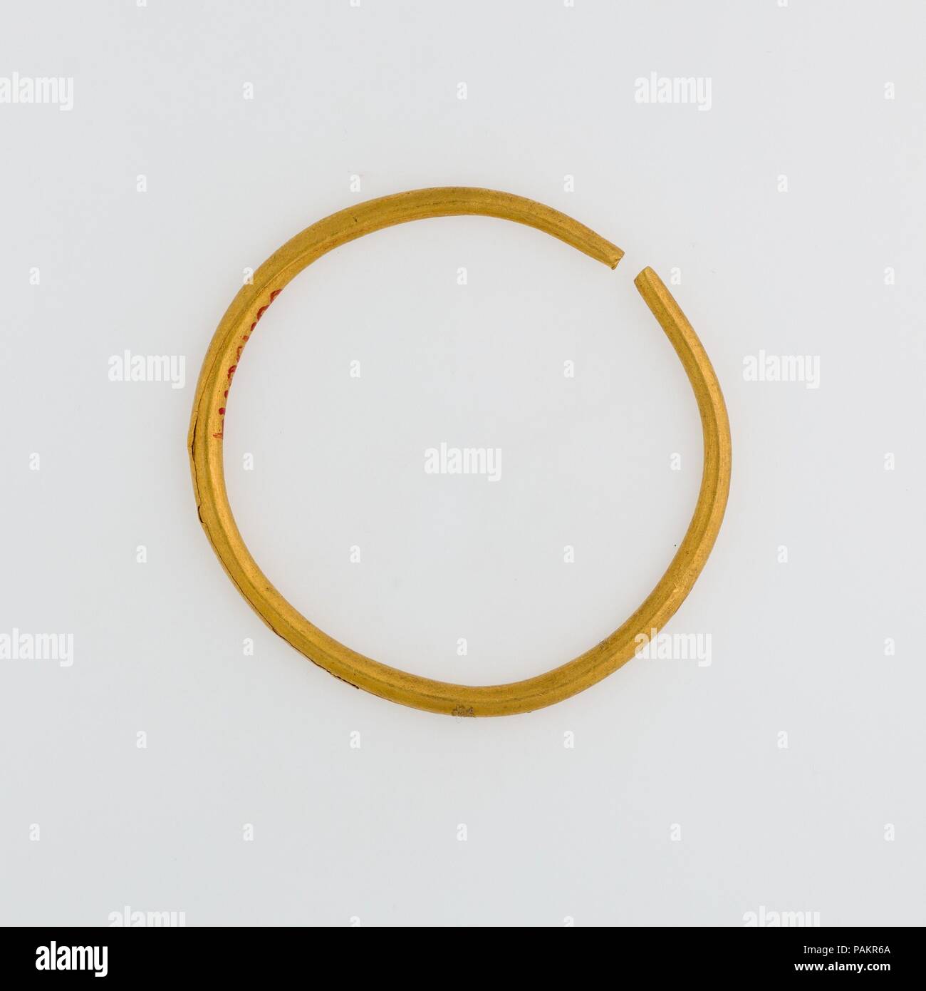 Earring Hoop. Dimensions : H. 3,9 cm (1 9/16 in.) ; W. 4 cm (1 9/16 in.) ; Th. 0,3 cm (1/8 po.). Dynastie DYNASTIE : 15. Date : ca. 1648-1540 av. J.-C.. Musée : Metropolitan Museum of Art, New York, USA. Banque D'Images