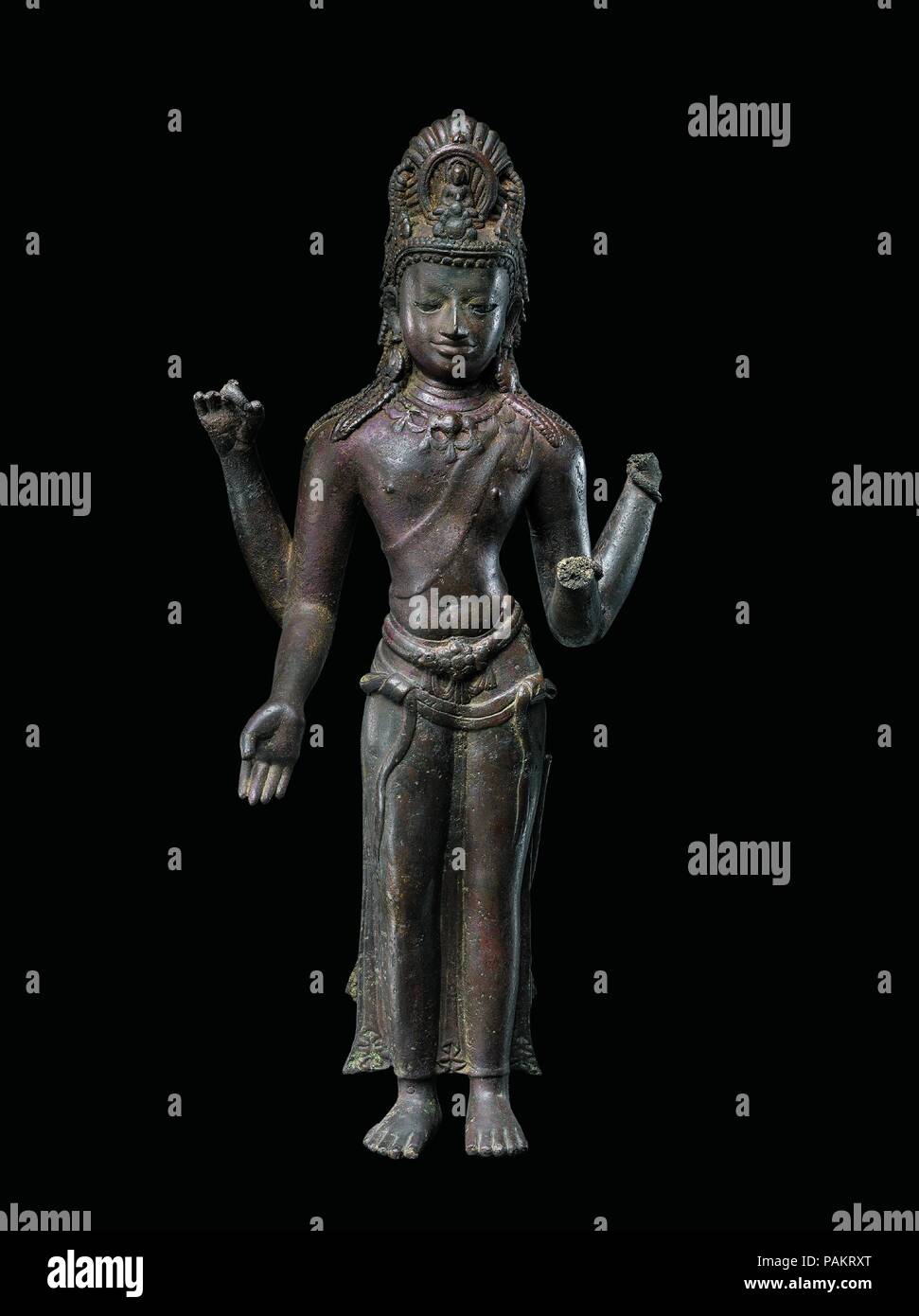Bodhisattva Avalokiteshvara. Culture : Le sud de la Thaïlande ou de Sumatra. Dimensions : H. 22 1/4 in. (56,6 cm) ; W. 10 1/2 in. (26,7 cm) ; D. 5. (12,7 cm) ; Wt. est. 50 lbs (22,7 cm). Date : 8-début du ixe siècle. Ce quatre bras Avalokiteshvara est un exemple de la plus belle des qualités associées à la pan-asiatique de culte le sauveur bodhisattva. Par sa grâce et l'humanisme, le travail incarne les qualités de compassion au cœur de l'éthique bouddhique. Il peut avoir été faite à Sumatra ou dans la péninsule malaise, régions liées par l'activité commerciale dans l'imagerie religieuse qui pouvait facilement circuler. Pi chinois Banque D'Images