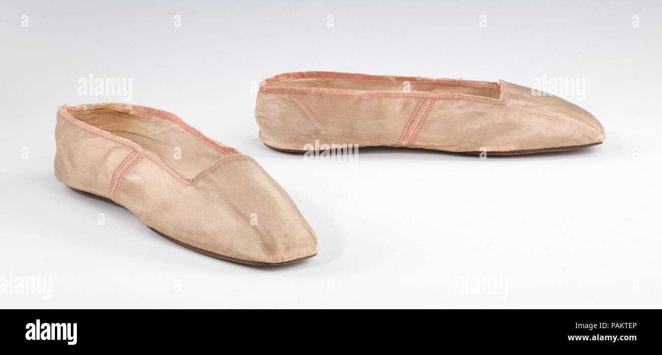 Soir de chaussons. Culture : probablement américain. Date : 1830-45. Plat en satin simple chaussons étaient les plus populaires de chaussures de soirée et formel pour les femmes tout au long de la première moitié du 19e siècle. Bien que les diverses formes d'arcs et rosaces utilisés comme parage modifié, la coupe de base de la chaussure ne varie que légèrement, avec des modifications progressives dans la toe de forme, la forme de la profondeur de la gorge, et la largeur de la semelle. Clarté de la coupe, cependant, n'indique pas nécessairement bon marché ou l'économie dans la construction, et de nombreuses chaussures survivant pièce raffinée et des normes rigoureuses de fabrication. Cette paire Banque D'Images