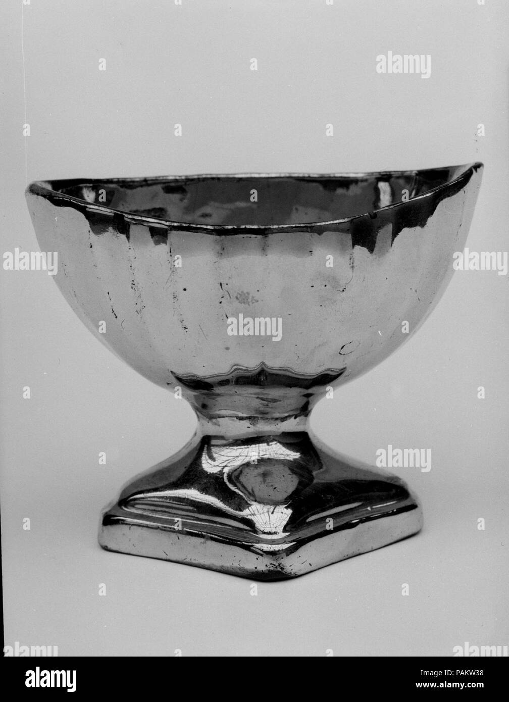 Saltcellar. Culture : British (marché américain). Dimensions : 3 x 3 1/2 in. (7,6 x 8,9 cm). Date : 1 800-1 830. Musée : Metropolitan Museum of Art, New York, USA. Banque D'Images