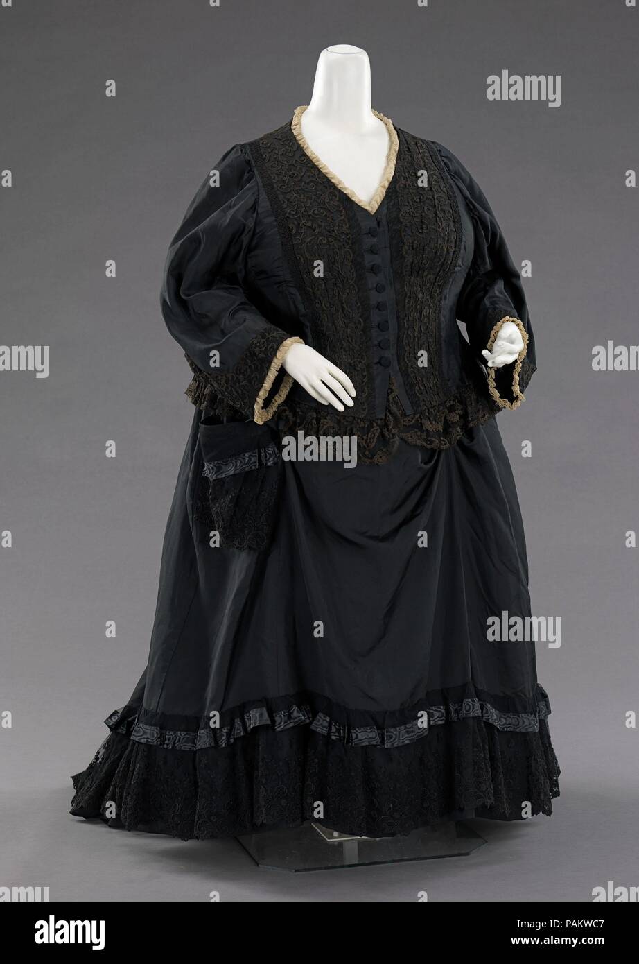 Vêtements de deuil. Culture : British. Date : 1894. Une fois cette robe a  été portée par la reine Victoria (1819-1901) du Royaume-Uni, comme  documenté dans une photographie de 1894 la reine