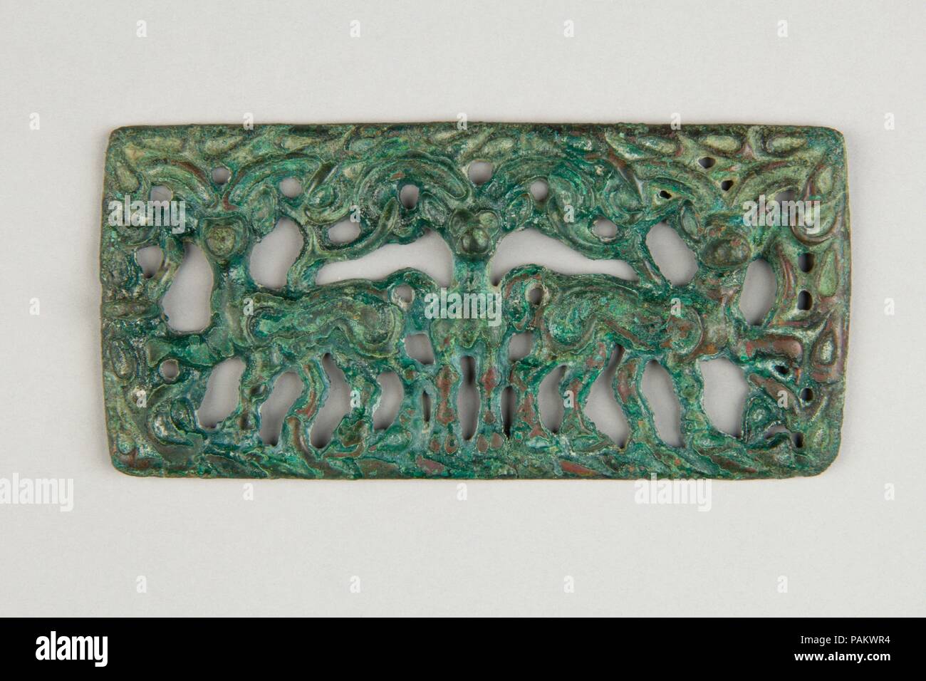Plaque de ceinture avec trois bouquetins. Culture : le nord-ouest de la Chine. Dimensions : H. 2 5/8 in. (6,7 cm) ; O. 5 1/2 in. (13,9 cm). Date : 2e-1e siècle av. J.-C.. Musée : Metropolitan Museum of Art, New York, USA. Banque D'Images