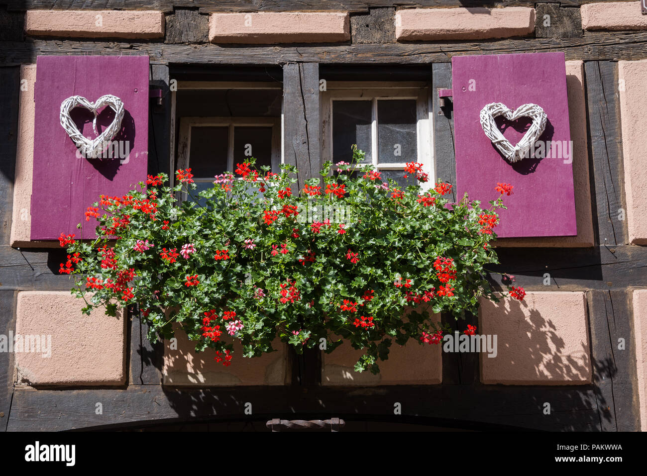 De style Gingerbread House dans le village de Riquewihy, Alsace, France Banque D'Images
