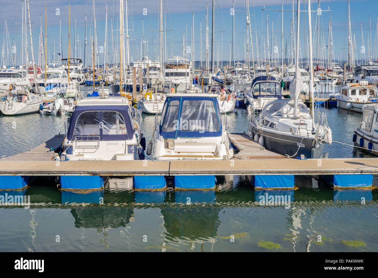 Vue sur les yachts amarrés à Lymington Marina en été, Lymington Harbour, Lymington, Hampshire, Royaume-Uni Banque D'Images