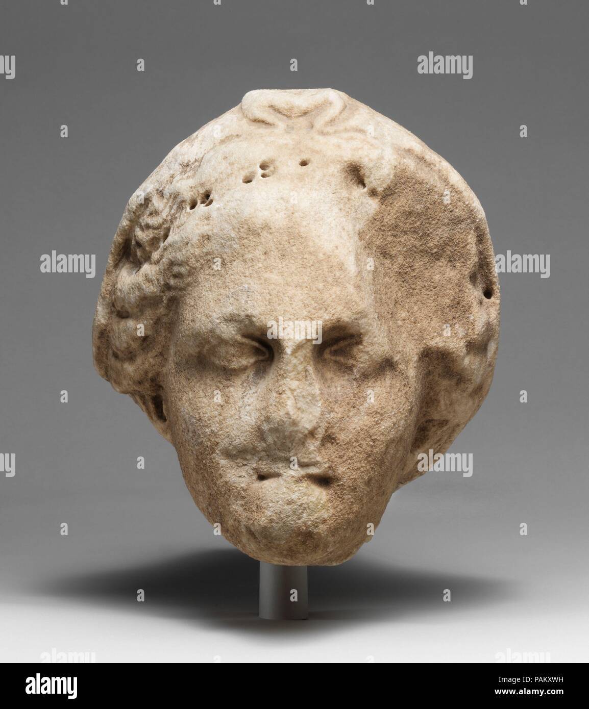En tête d'une déesse voilée. Culture : le grec. Dimensions : hors tout : 12 7/8 x 11 x 12 1/4 in. (32,7 x 27,9 x 31,1 cm). Date : fin 4ème ou 3ème siècle avant J.-C.. Malgré son état d'usure, ce chef dégage avec la sérénité et la puissance de la fin de l'art classique La série de trous forés dans les cheveux probablement tenu une couronne ou diadème en métal. La déesse Déméter peut être représenté. Musée : Metropolitan Museum of Art, New York, USA. Banque D'Images En tête d'une déesse voilée. Culture : le grec. Dimensions : hors tout : 12 7/8 x 11 x 12 1/4 in. (32,7 x 27,9 x 31,1 cm). Date : fin 4ème ou 3ème siècle avant J.-C.. Malgré son état d'usure, ce chef dégage avec la sérénité et la puissance de la fin de l'art classique La série de trous forés dans les cheveux probablement tenu une couronne ou diadème en métal. La déesse Déméter peut être représenté. Musée : Metropolitan Museum of Art, New York, USA. Banque D'Images