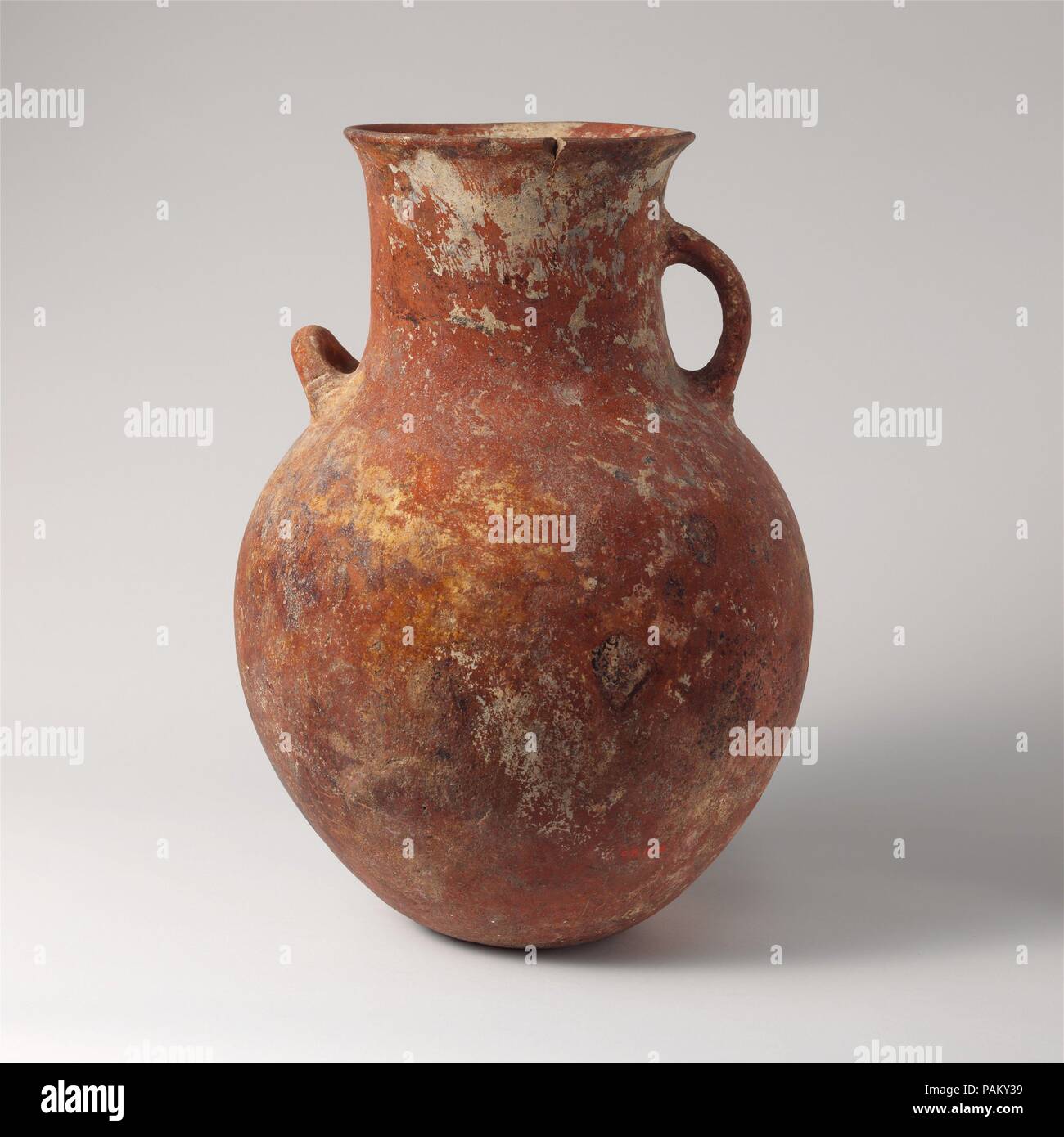 Amphore en terre cuite. La culture chypriote :. Dimensions : H. 19 in. (48,3 cm). Date : ca. 1900-1600 av. J.-C.. Amphores à l'une verticale et une poignée horizontale. Musée : Metropolitan Museum of Art, New York, USA. Banque D'Images