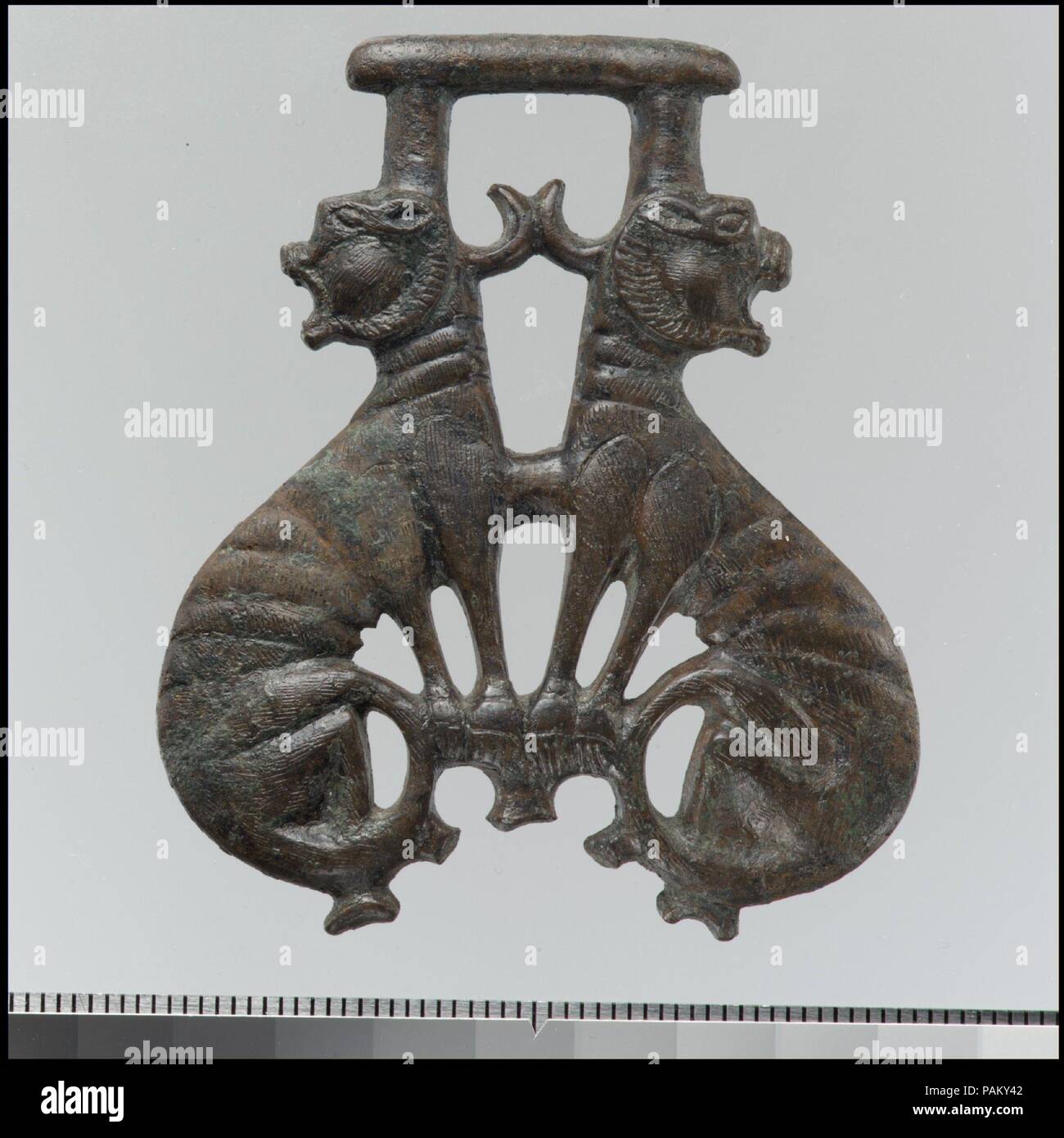 Pendentif avec faisceau confrontés bêtes. Culture : wisigothique. Dimensions : hors tout : 3 1/2 x 3 x 3/16 in. (8,9 x 7,6 x 0,5 cm). Date : 500-600. Les Wisigoths apprécié quartier animé de contacts commerciaux avec toutes les terres autour de la Méditerranée. Ce pendentif révèle la familiarité de leurs artistes avec des motifs de la Grèce et le Proche-Orient. Au-dessus des têtes des bêtes est la boucle par laquelle un bracelet faisceau pourrait être adopté. Musée : Metropolitan Museum of Art, New York, USA. Banque D'Images