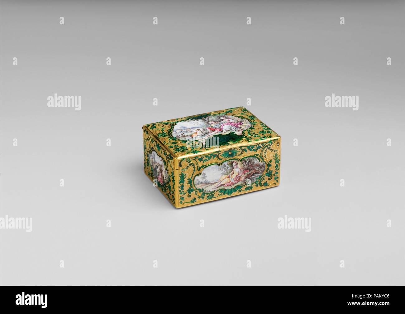 Tabatière. Artiste : peintures de scènes d'après François Boucher (Français, Paris 1703-1770 Paris). Culture : français, Paris. Dimensions : 1 1/2 x 3 1/16 x 2 5/16 in. (3,8 × 7,8 × 5,9 cm). Bouilloire : Noël Hardivillers (Français, master 1729, décédé 1779). Date : 1753-54. Cette case est un brillant exemple de décoration en émail sur or. L'ovale de scènes sur le couvercle, les côtés et la base sont créés par l'émaillage directement sur la télévision, la surface d'or processus appelé en plein. En revanche, une grande partie de l'émail vert translucide qui entoure les scènes est appliquée à de petites zones de l'or qui ont été gravés ou sculptés Banque D'Images