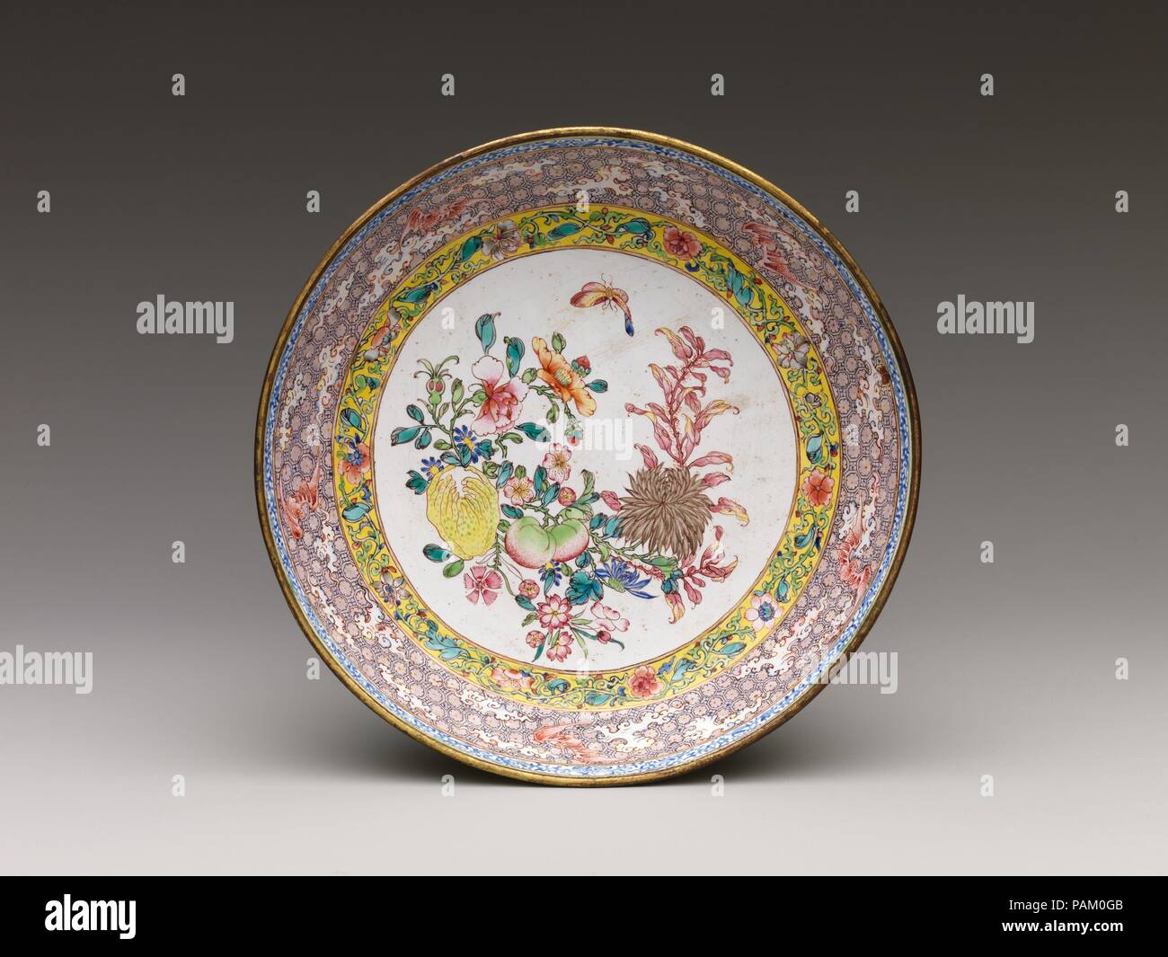 Plat avec Fleurs et papillon. Culture : la Chine. Dimensions : diam. 6 3/8 in. (16,2 cm). Date : le 18e siècle. Musée : Metropolitan Museum of Art, New York, USA. Banque D'Images