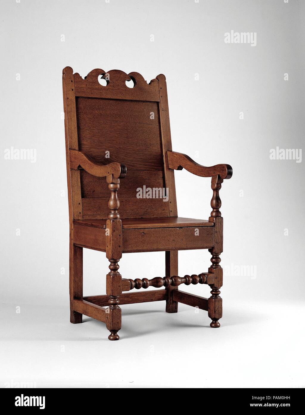 S'est joint à un fauteuil. Culture : L'Américain. Dimensions : 45 x 22 1/2 x 23 1/4 in. (115,6 x 55,9 x 59,1 cm). Date : 1690-1720. L'utilisation de meubles en noyer noir caractérise dans le sud-est de la Pennsylvanie dans cette période. Au contraire de l'Angleterre et lambrissé de chaises, qui ont été sculptés, cette chaire est ornementée que par sa crête scié avec rail d'accompagnement croissants partielle d'un motif en forme de champignon. La conception est similaire à celle de crest rails sur des chaises produites dans le Cheshire et le sud du Lancashire en Angleterre, suggérant l'influence des artisans. Musée : Metropolitan Museum of Art, New York, USA. Banque D'Images