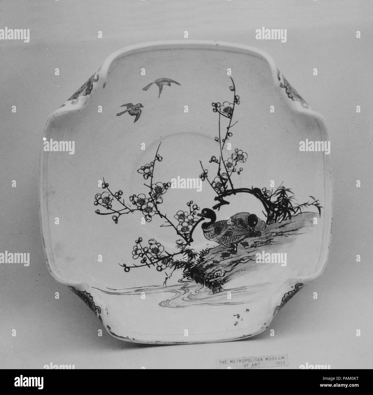 Le plat. Culture : le Japon. Dimensions : H. 3 7/8 in. (9,8 cm) ; W.2. Dans 12 (30,5 cm). Date : 1860. Musée : Metropolitan Museum of Art, New York, USA. Banque D'Images