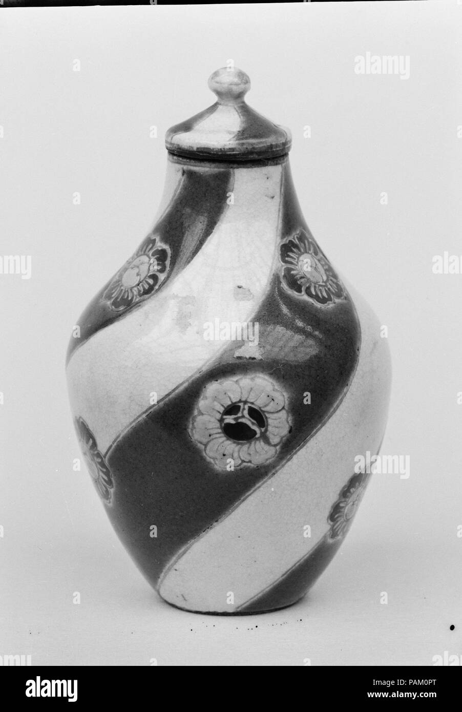 Pot miniature avec couvercle. Culture : le Japon. Dimensions : H. (avec couvercle) 2 7/8 in. (7,3 cm). Date : fin du 18e siècle. Musée : Metropolitan Museum of Art, New York, USA. Banque D'Images