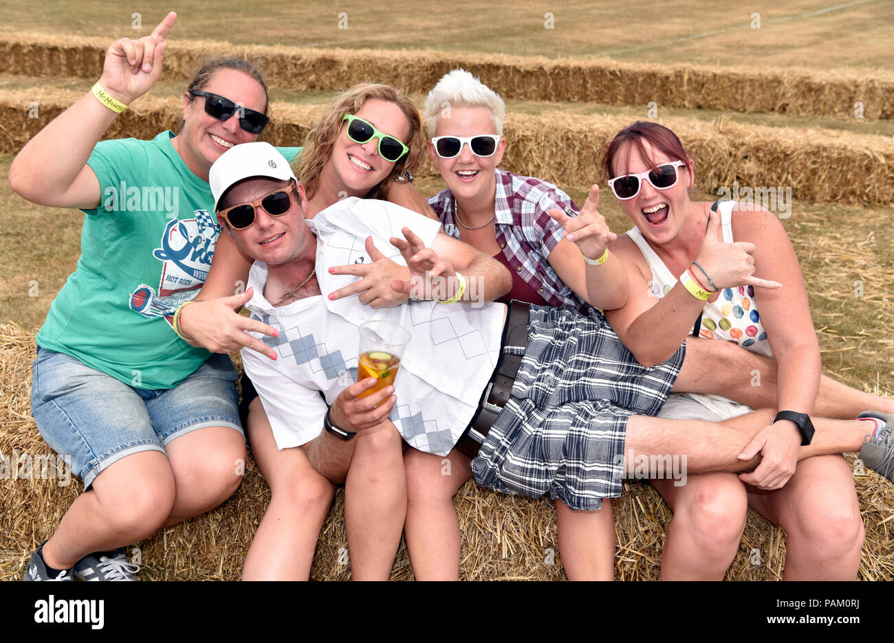 Groupe d'amis hommes et femmes de passer un bon moment à McMillfest 2018 Fête de la musique, Milland, près de Liphook, Hampshire, Royaume-Uni. 21 juillet 2018. Banque D'Images