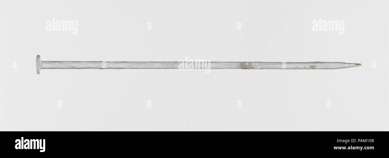 Broche en verre. Culture : Roman. Dimensions : 4 3/8 x 1/8 in. (11,2 × 0,3 cm) de diamètre (diamètre de la tête) : 1/4 in. (0,7 cm). Date : 1er siècle de notre ère. Incolore. Section circulaire ; extrémité supérieure estampées dans un disque plat ; bas effilé à un point. Intact ; quelques stries et bulles de piqûre ; piqûres et l'altération. Musée : Metropolitan Museum of Art, New York, USA. Banque D'Images