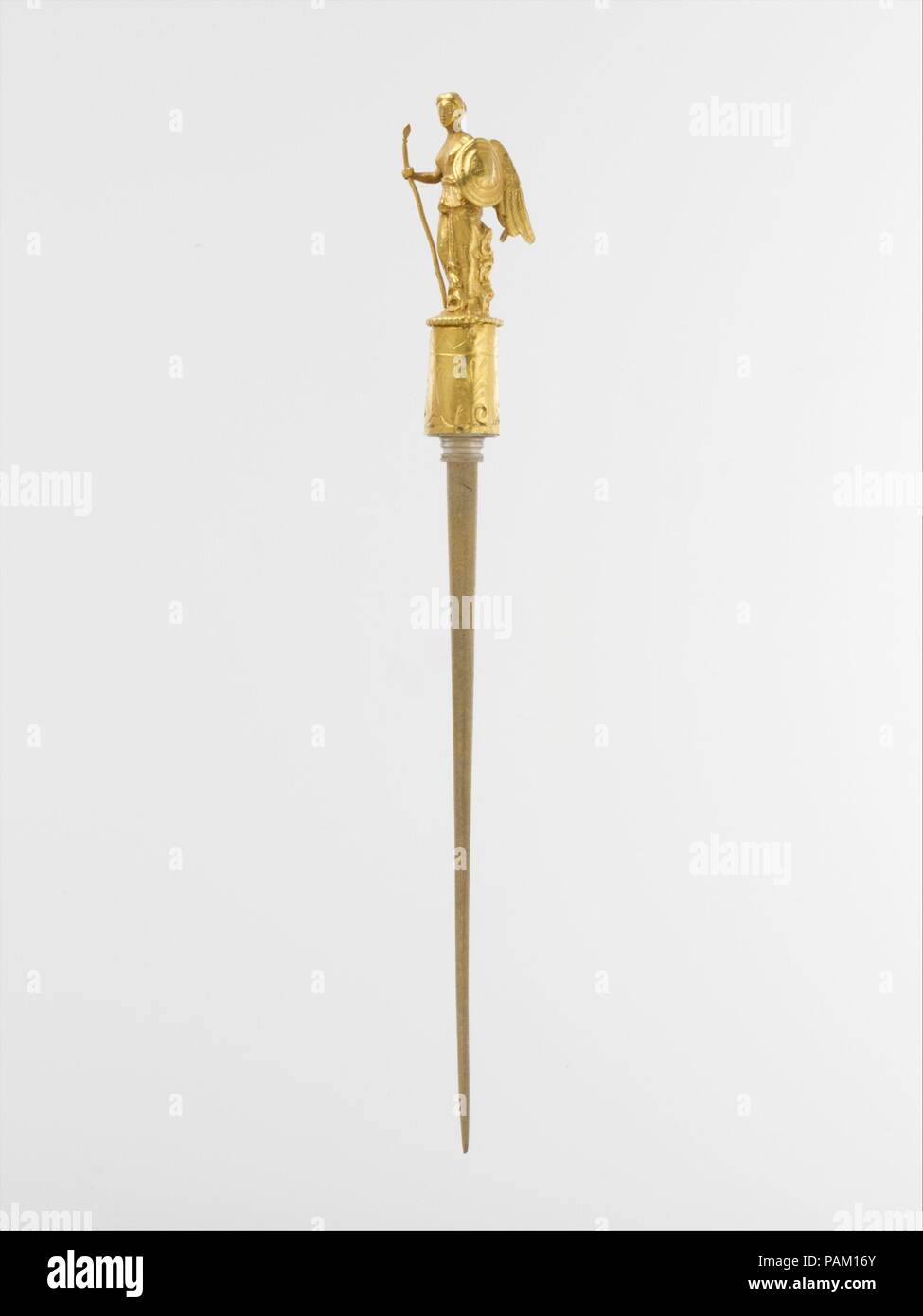 Tête d'or d'un axe avec la figure de Nike (victoire). Culture : Roman. Dimensions : H. : 1 7/8 in. (4,8 cm). Date : 1er siècle de notre ère. Le code pin est moderne. Musée : Metropolitan Museum of Art, New York, USA. Banque D'Images
