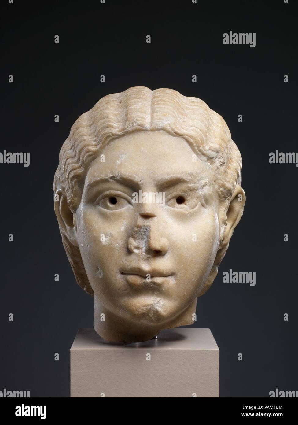 Portrait en tête d'une femme. Culture : Roman. Dimensions : hors tout : 8 7/8 x 6 1/2 x 6 1/2 in. (22,5 x 16,5 x 16,5 cm). Date : ca. A.D. 220-235. La coiffure suit une mode défini par la dynastie cour au début du 3e siècle. Les pupilles des yeux ont été initialement encadré ; le nez était cassé et restauré dans l'antiquité. Musée : Metropolitan Museum of Art, New York, USA. Banque D'Images