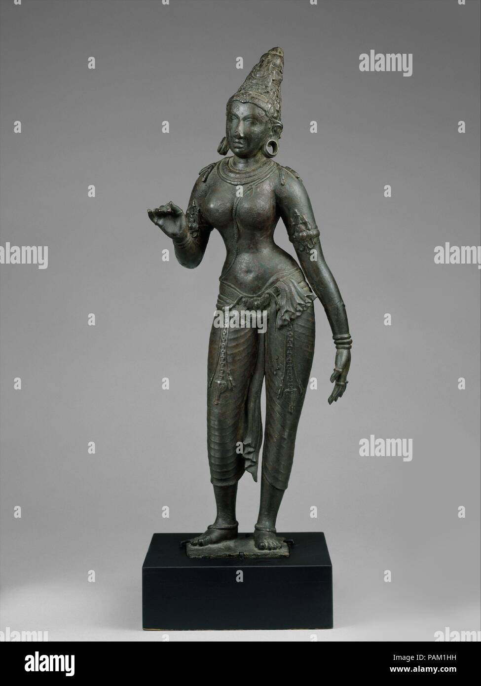 Parvati permanent. Culture : Indian (Tamil Nadu). Dimensions : H. 27 3/8 in. (69,5 cm). Date : premier quart du 10e siècle. Parvati est l'épouse de Shiva et la mère de dieu à tête d'éléphant Ganesha. Cette magnifique statue est l'une des plus belles représentations Chola de Parvati trouvés en dehors de l'Inde. Le génie et le talent évident du sculpteur a produit une image intemporelle de la déesse ainsi qu'une figure féminine de surpasser la beauté et la grâce. Lyrique, son transport et la rythmique douce mais ferme les lignes de son corps suggèrent l'idéal de la femme divine et éternelle. Musée : Metropolitan Mu Banque D'Images