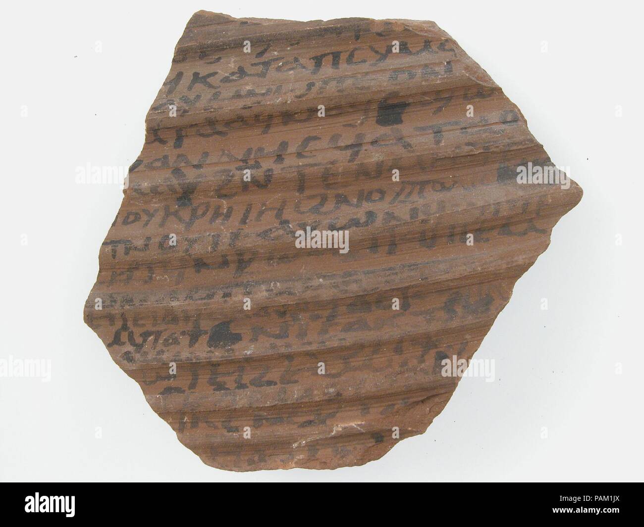 Ostrakon par une lettre. Culture : le copte. Dimensions : 4 1/16 x 3 3/4 in. (10,3 x 9,5 cm). Date : 600. Musée : Metropolitan Museum of Art, New York, USA. Banque D'Images