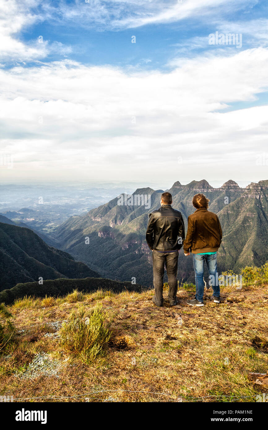 Père et fils à la recherche sur le paysage à Ronda Canyon, à Rio do Rastro (montagnes de Serra do Rio do Rastro). Banque D'Images
