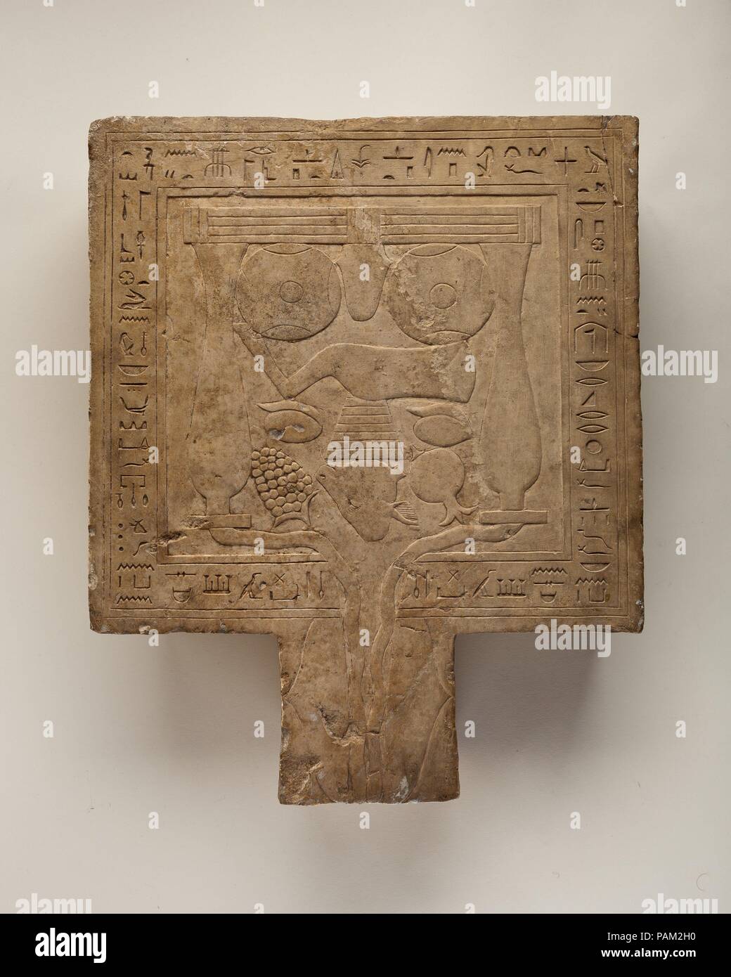 Offrant une table. Dimensions : 44 × L. W. 35 × H. 10,7 cm (17 3/4 x 13 5/16 x 4 3/16 in.). Dynastie DYNASTIE : 27-30. Date : 525-332 B.C.. Musée : Metropolitan Museum of Art, New York, USA. Banque D'Images