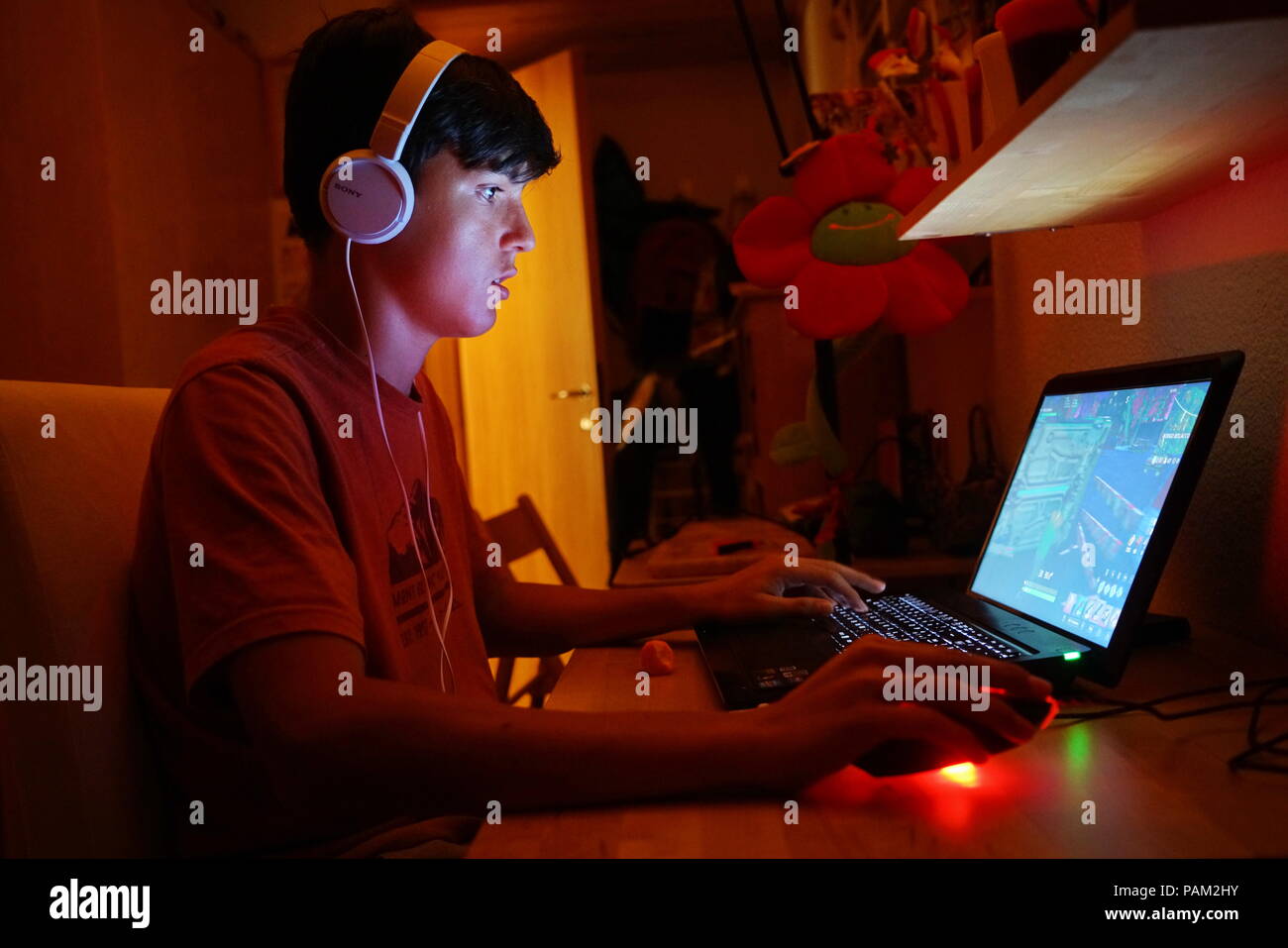 Milan, Italie - Juillet 2018 : Teenager playing Fortnite jeu vidéo dans sa chambre la nuit. Banque D'Images