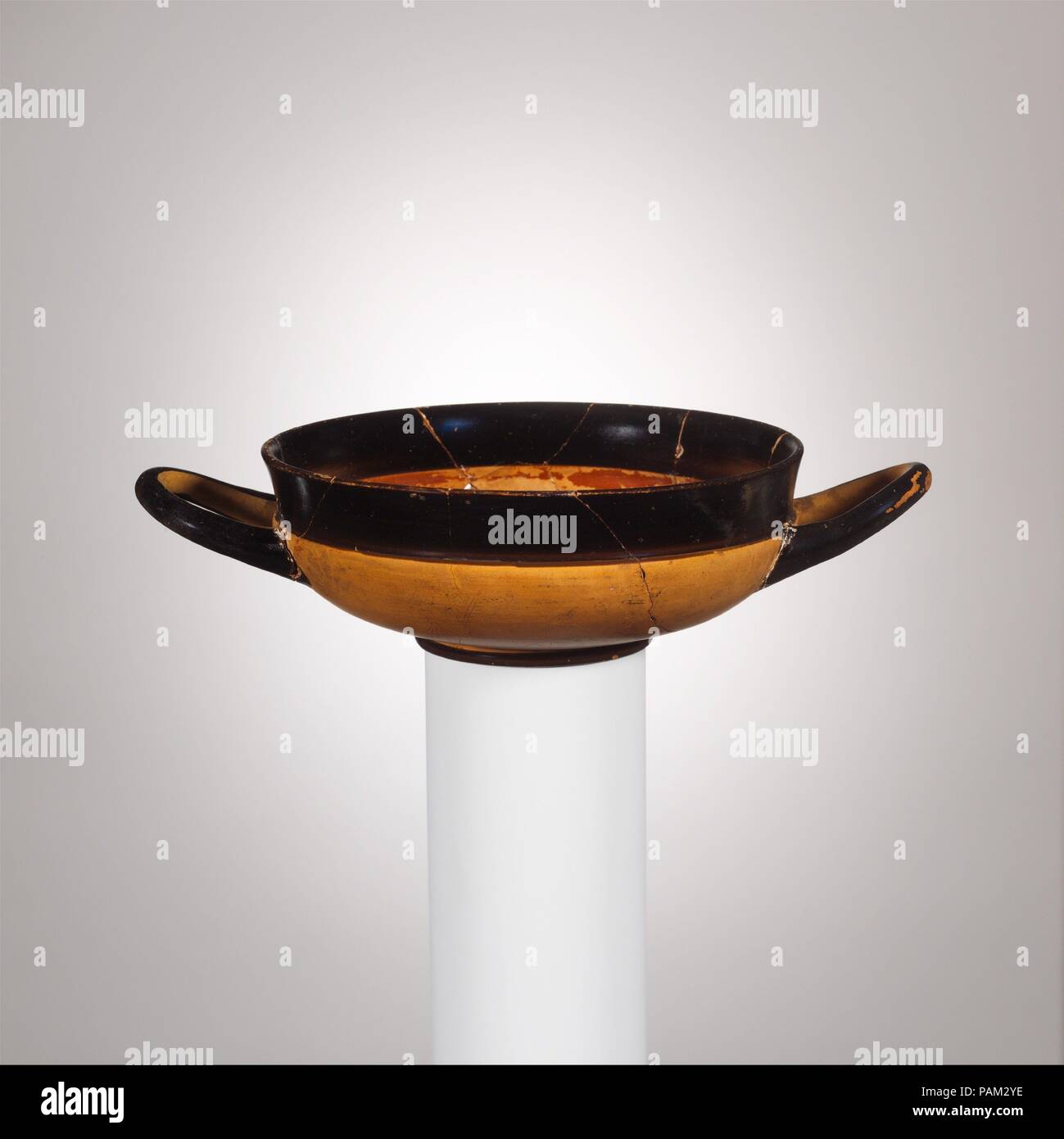Verres en terre cuite kylix (coupe potable). Culture : le grec, le grenier. Dimensions : 1 7/8 x 4 7/8 in. (4,8 × 12,4 cm). Date : ca. 500-475 av. J.-C.. Verres tasse avec deux poignées et bande noire autour de la jante. Musée : Metropolitan Museum of Art, New York, USA. Banque D'Images