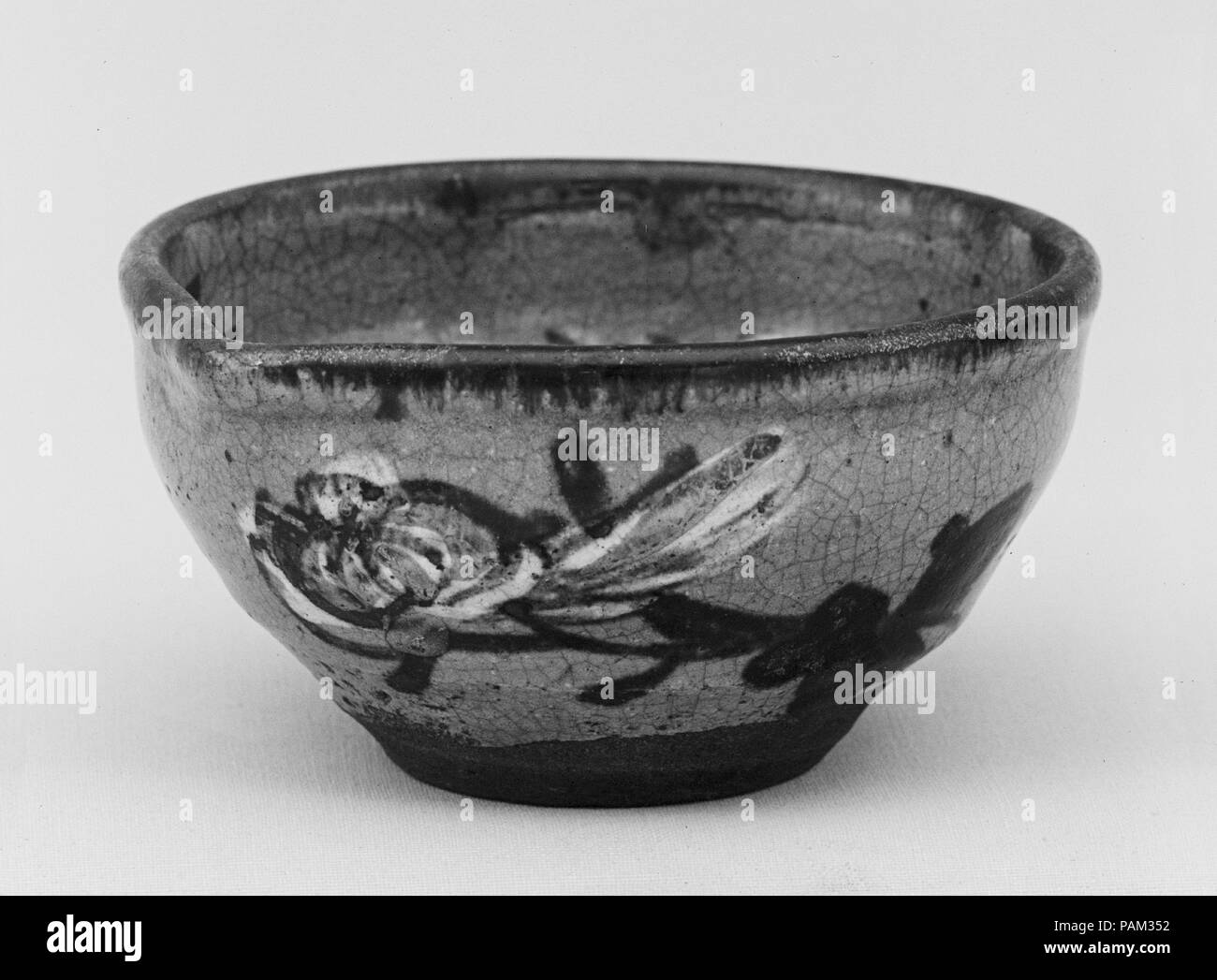 Bol. Culture : le Japon. Dimensions : H. 2 1/4 in. (5,7 cm) ; Diam. 4 1/4 in. (10,8 cm). Date : le 18e siècle. Musée : Metropolitan Museum of Art, New York, USA. Banque D'Images