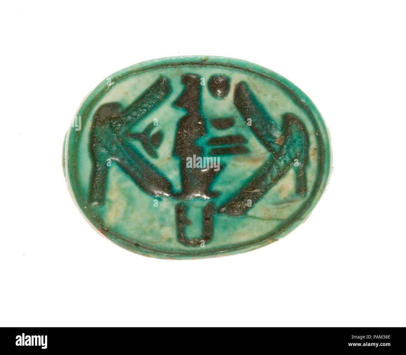 Scarab inscrit le seigneur des Deux Terres Maatkare flanquée de faucons. Dynastie DYNASTIE : 18, tôt. Règne : règne d'Hatchepsout et de Thoutmosis III. Date : ca. 1479-1458 av. J.-C.. Musée : Metropolitan Museum of Art, New York, USA. Banque D'Images