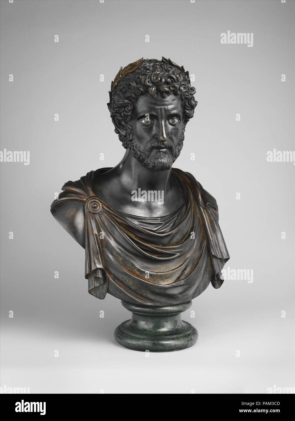 L'Empereur Antonin le Pieux. Artiste : Antico (Pier Jacopo Alari Bonacolsi (Italien), Mantoue ca. Gazzuolo 1460-1528). Culture : l'italien, de Mantoue. Dimensions : hors tout sans base (confirmé) : H. 25 1/4 x 3/4 x 19 W. D. 14 1/4 in. (64,1 x 50,2 x 36,2 cm) ; Hauteur avec socle (confirmé) : 29 7/8 po. (75,9 cm). Date : 1519-22. Travaillant presque exclusivement pour les membres de la famille Gonzague, souvent à leur cour de Mantoue, l'Antico a gagné son surnom en se spécialisant dans l'interprétation de la sculpture grecque et romaine antique. Voyages à Rome sur l'entreprise Gonzaga lui a permis d'occasions de voir les dernières découvrez Banque D'Images