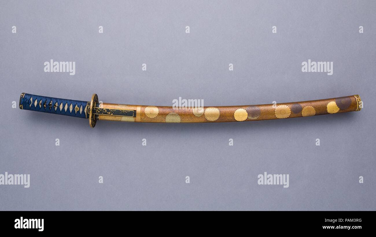 Support de lame et d'un Wakizashi (épée courte). Culture : le japonais. Dimensions : L. 29 3/4 in. (75,7 cm) ; L. de blade 24 3/8 in. (62 cm) ; L. de cutting edge 19 5/8 in. (50 cm) ; D. de courbure en 3/8. (0,9 cm). Agencement bouilloire : Sword guard (tsuba) par Soheishi Sotensai inscrit (Japonais, actif 18e siècle). Forgeron : Blade attribuée à Fusamune de Soshu (Japonais, ca active. fin 15e-début 16e siècle). Date : blade, fin 15ème-début du 16e siècle ; montage, 18ème siècle. Fusamune est bien connu parmi les nombreux forgerons qui travaillaient dans la province de Sagami (Soshu) au cours de la quinzième et Sixt Banque D'Images