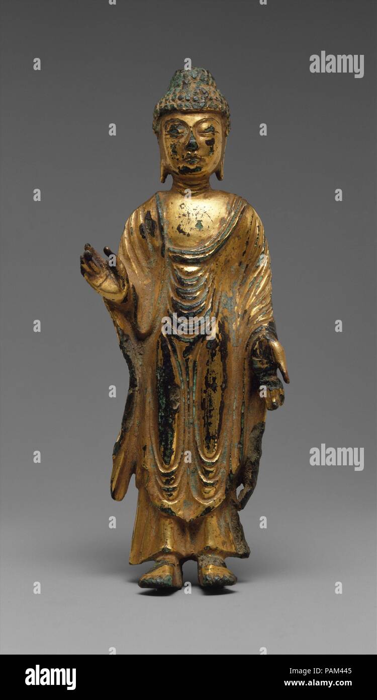Bouddha Debout. Culture : la Corée. Dimensions : H. 5 1/2 in. (14 cm). Date : 8ème siècle. Le gilt-bronze statue est une typique petite icône faite pour la dévotion privée dans le royaume Silla unifié et illustre un point élevé dans la production de sculpture bouddhiste en Corée. Le geste de la main du Bouddha (mudra) symbolise la dissipation de la peur et de l'octroi de désirs. Musée : Metropolitan Museum of Art, New York, USA. Banque D'Images