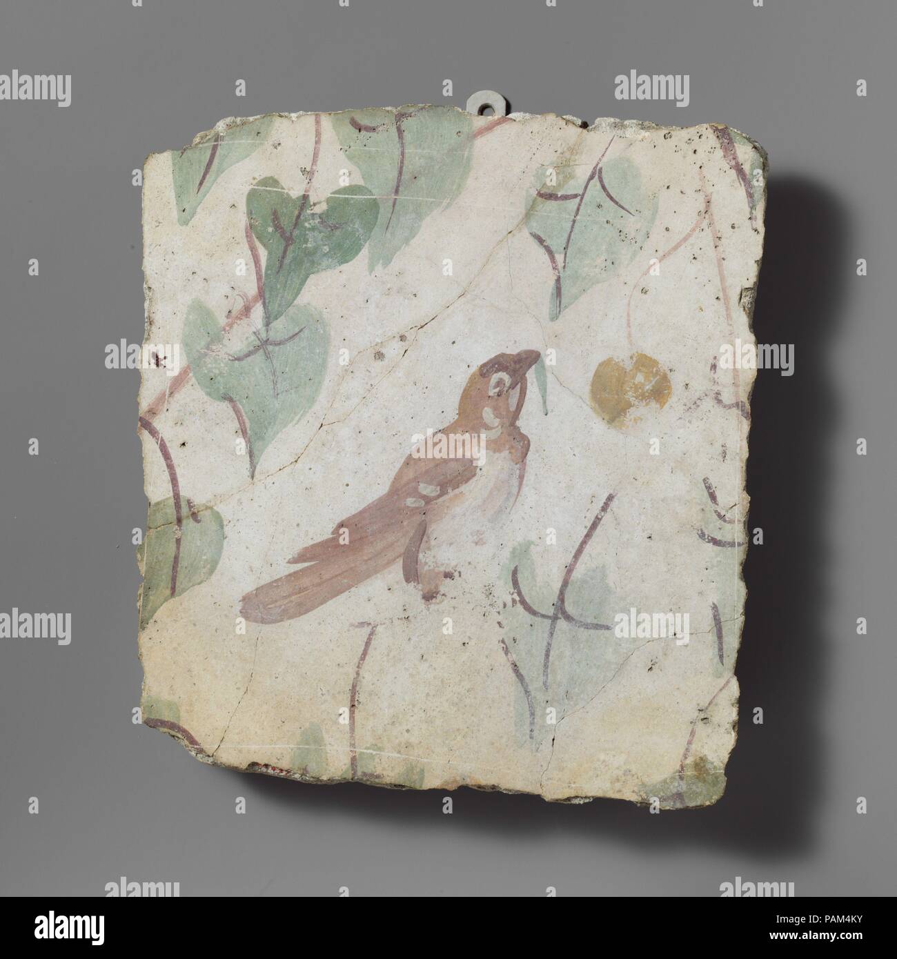 Fragment de peinture murale. Culture : Roman. Dimensions : 12 1/2 x 11 3/8''. (31.8 x 28.9cm). Date : 2ème-3ème siècle de notre ère. Ce charmant fragment, représentant un oiseau entouré de feuilles de lierre, est peint avec des touches rapides, contrairement à la plus attentive et maniéré de travail la plupart des peintures murales de Pompéi. Il peut provenir d'une maison ou, plus vraisemblablement, un tombeau, mais son origine est inconnue. Musée : Metropolitan Museum of Art, New York, USA. Banque D'Images