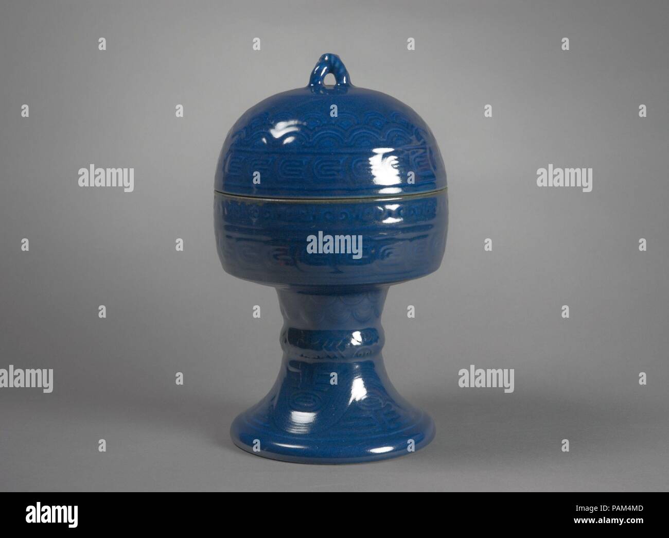 Pour navire offrant rituel (Dou). Culture : la Chine. Dimensions : H. 7 3/4 in. (19,7 cm). Ces bateaux (25,143.1-.3) ont été utilisés dans les rituels de l'état détenus dans le premier mois lunaire de l'année, pendant lesquelles l'empereur faisaient des offrandes au ciel à l'autel pour l'abondance des récoltes (Qigutan), partie du Temple du Ciel à Beijing. Dans la forme et la décoration, ces navires en céramique--un gui et deux dou--sont conçus sur le grain bronze réceptacles des dynastie Zhou de l'Est (770-256 B.C.), qui aurait fait partie d'un vaste ensemble d'objets, employées dans offrandes rituelles, qui comprenait les contenants de vin et Banque D'Images