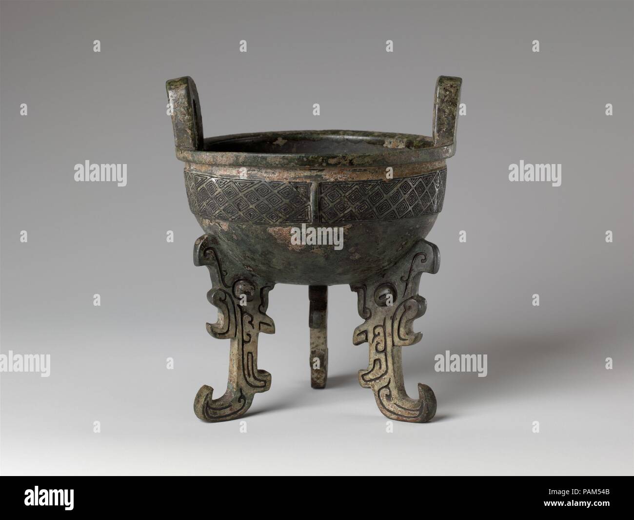 Chaudron tripode (Ding). Culture : la Chine. Dimensions : H. 6. (15,2 cm) ; W. à gère 5 1/4 in. (13,3 cm). Date : 11e siècle (C.-B.). Quatre personnages sont exprimés sur la paroi interne du navire : 'X [Zu ?] Ce clan [sign] [fait] pour père défunt Gui.'. Musée : Metropolitan Museum of Art, New York, USA. Banque D'Images