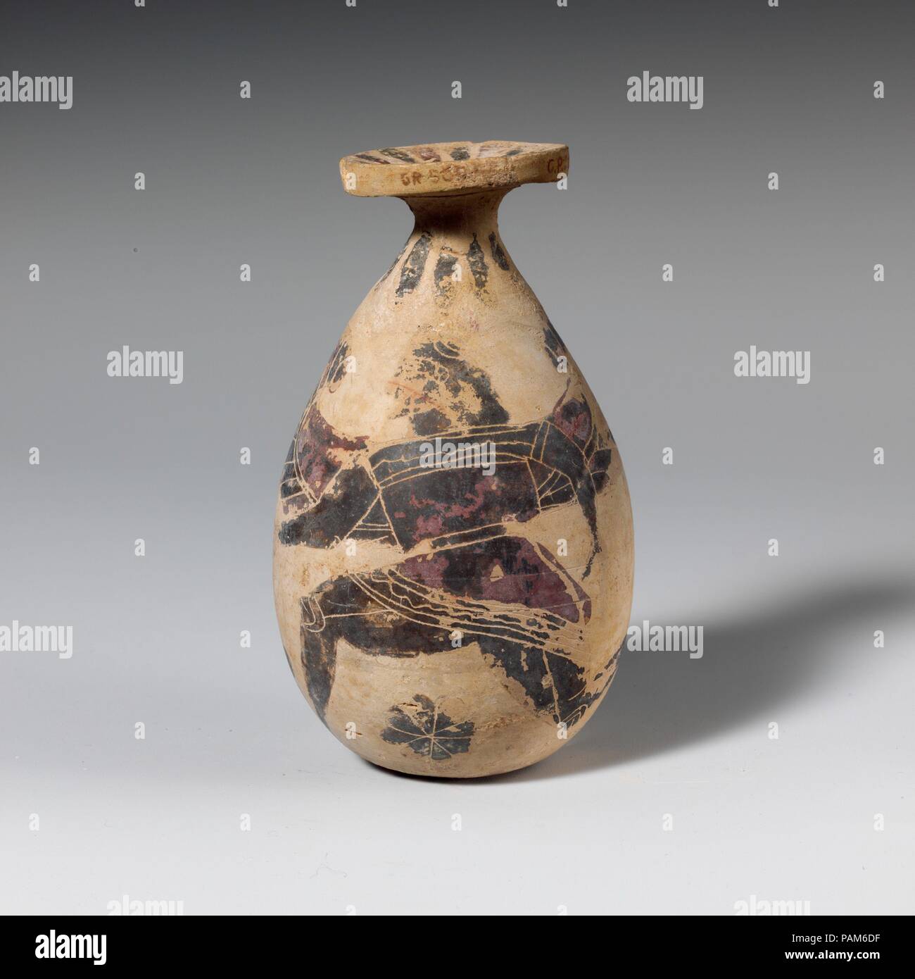 Vase en terre cuite alabastron (parfum). Culture : grec, Corinthian. Dimensions : H. 3 13/16 in. (9,7 cm). Date : ca. 630-615 av. J.-C.. Winged figure masculine. Musée : Metropolitan Museum of Art, New York, USA. Banque D'Images